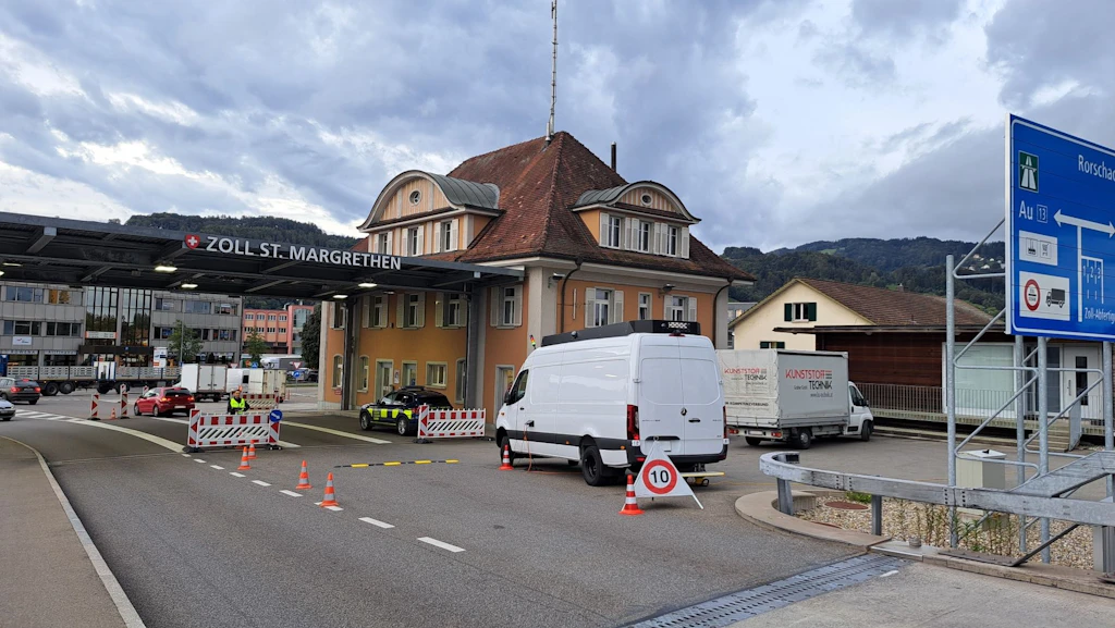 Unterstützung des Bundesamtes für Zoll und Grenzsicherheit bei einem Grenzübergang